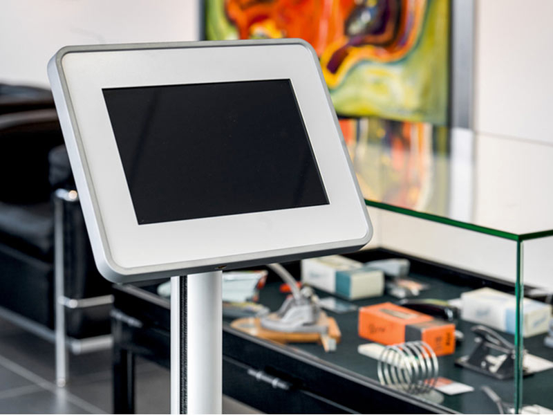 Novus POS TabletSafe Bodenstand 882+1009+000 silber Anwendung mit TabletSafe Novus POS TabletSafe Bodenstand 882+1009+000 silber Anwendung mit TabletSafe