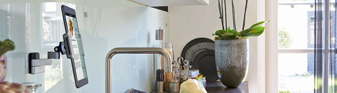 selbstklebende-tablet-wandhalterung-ipad-samsung-universal.jpg selbstklebende-tablet-wandhalterung-ipad-samsung-universal.jpg