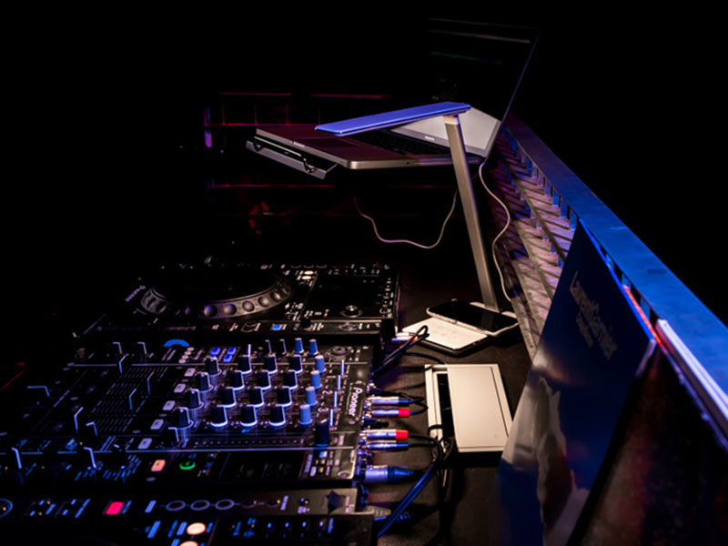 TecLines DL001W LED Tischlampe dimmbar mit induktiver Ladestation, weiß Anwendungsbeispiel Club TecLines DL001W LED Tischlampe dimmbar mit induktiver Ladestation, weiß Anwendungsbeispiel Club