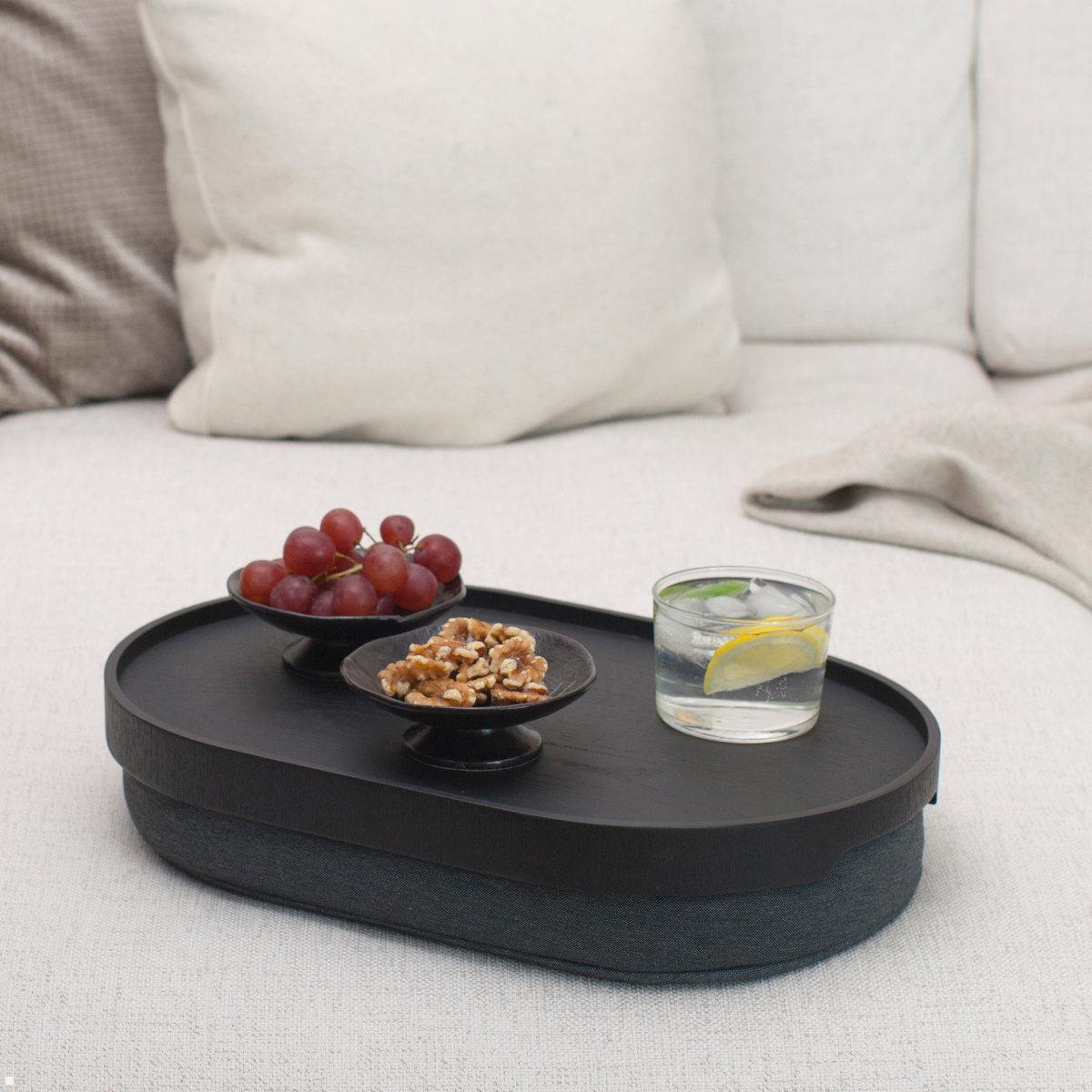 Bosign CurveLine Mini Laptop Knietablett, rutschfeste Oberfläche, Weidenholz, Anwendungsbeispiel Bosign CurveLine Mini Laptop Knietablett, rutschfeste Oberfläche, Weidenholz, Anwendungsbeispiel