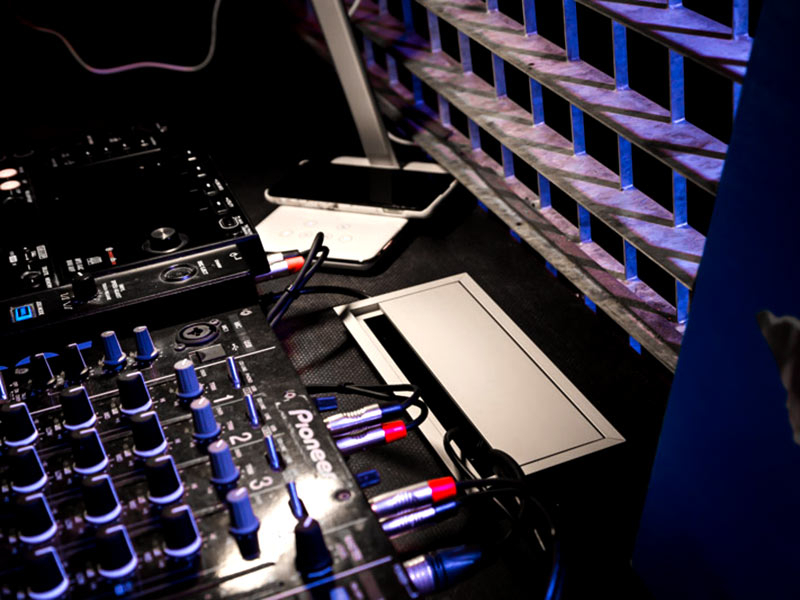 TecLines DL001W LED Tischlampe dimmbar mit induktiver Ladestation, weiß Smartphone laden TecLines DL001W LED Tischlampe dimmbar mit induktiver Ladestation, weiß Smartphone laden