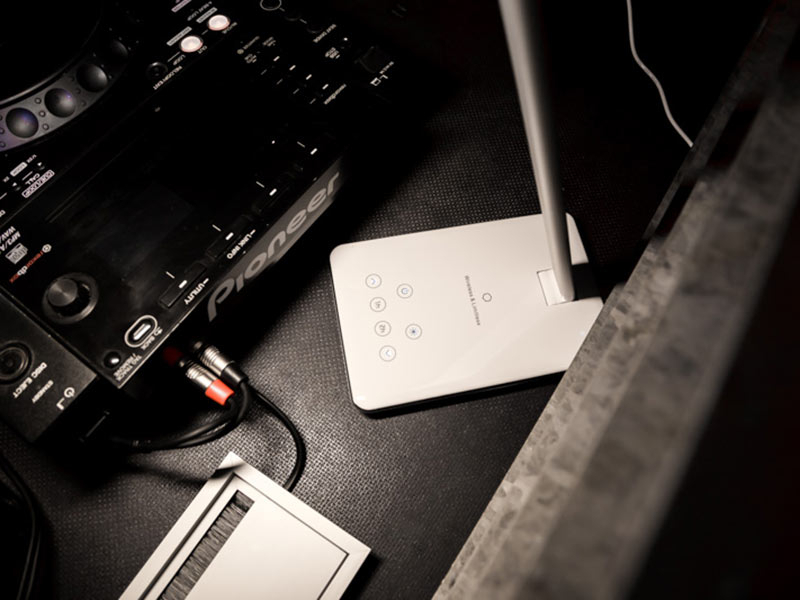 TecLines DL001W LED Tischlampe dimmbar mit induktiver Ladestation, weiß Disco Anwendung TecLines DL001W LED Tischlampe dimmbar mit induktiver Ladestation, weiß Disco Anwendung