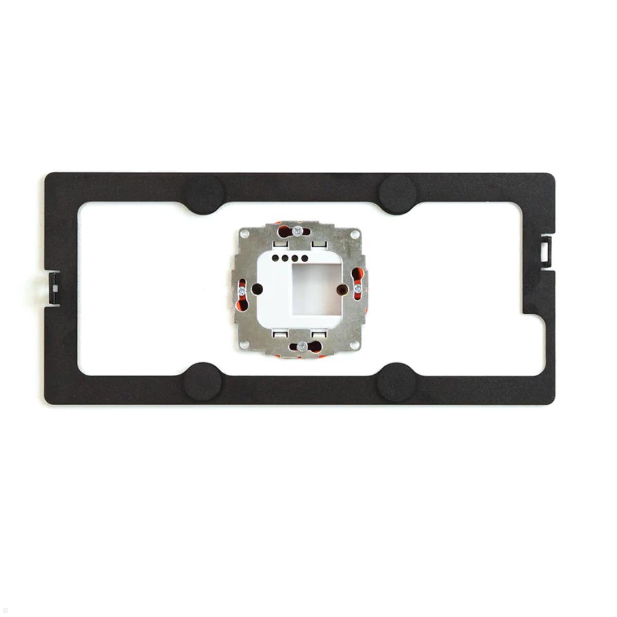 Displine Dame Wall 2.0 Wandhalterung für iPad Pro 12.9 (4./5./6. Gen.), Ansicht Montage Unterputz Displine Dame Wall 2.0 Wandhalterung für iPad Pro 12.9 (4./5./6. Gen.), Ansicht Montage Unterputz