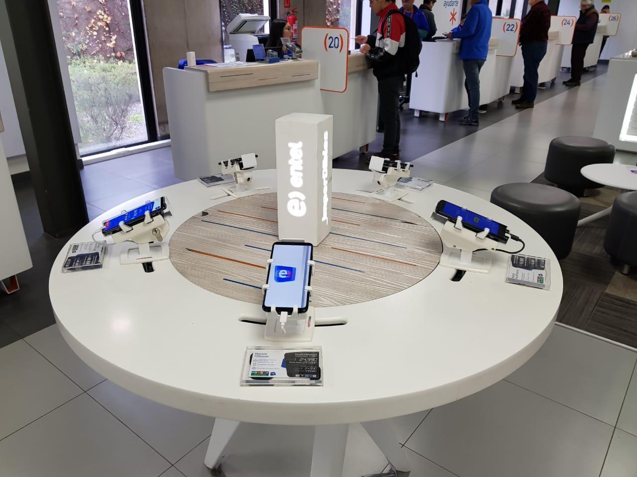 Gripzo Smartphone Tischhalterung XL für iPhone 6,7,8, X, weiß Anwendungsbeispiel Anwendung Gripzo Smartphone Tischhalterung XL für iPhone 6,7,8, X, weiß Anwendungsbeispiel Anwendung