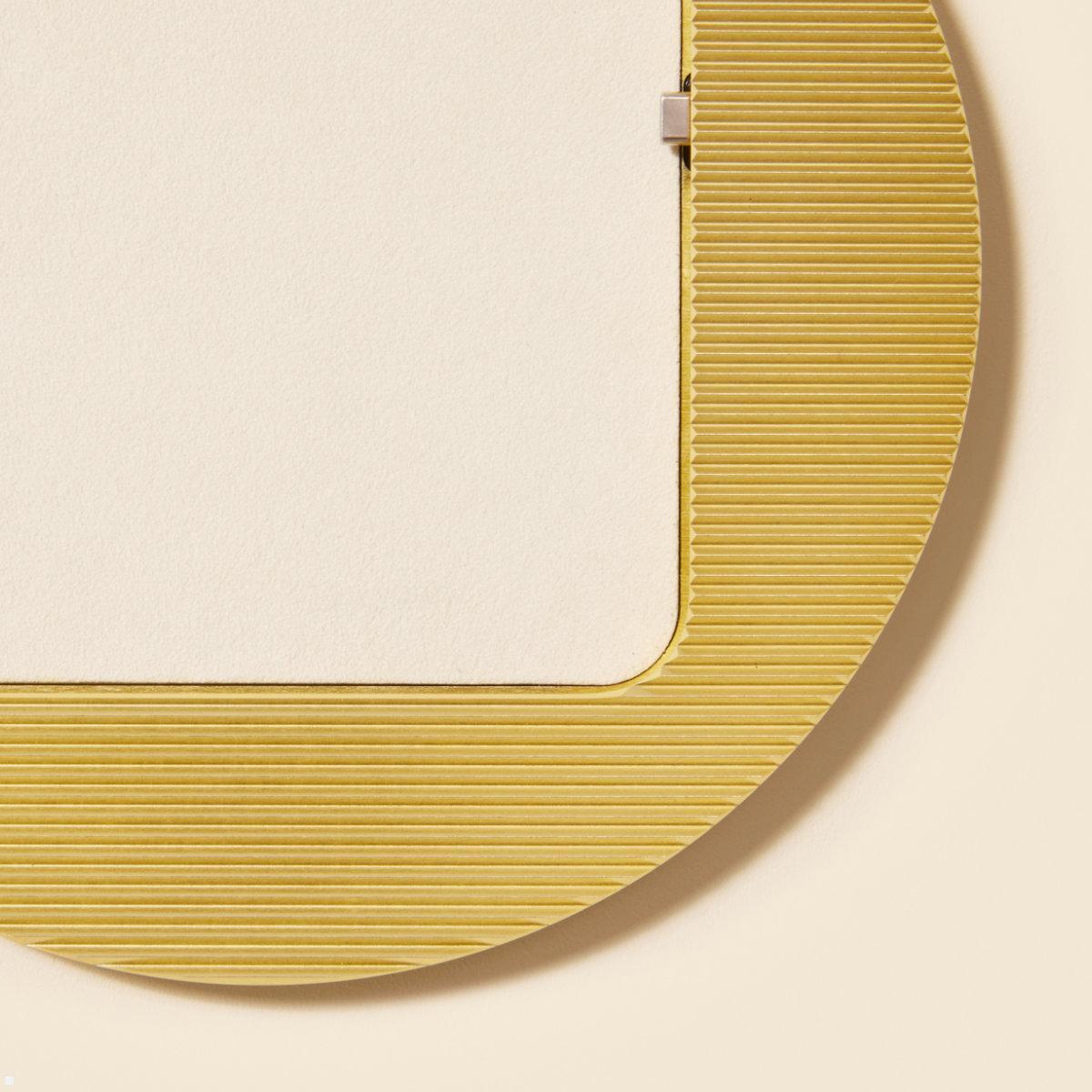 Displine Moonlight Wall Apple iPad 10.9 (10.Gen) Wandhalter USB-C, gold eloxiert Detail Displine Moonlight Wall Apple iPad 10.9 (10.Gen) Wandhalter USB-C, gold eloxiert Detail