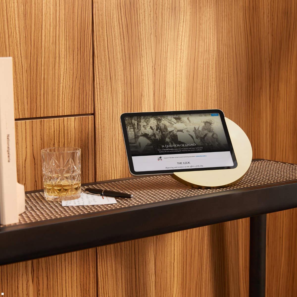 Displine Sunset Stand Apple iPad 10.9 (10.Gen) Tisch-Ständer, Anwendungsbeispiel Displine Sunset Stand Apple iPad 10.9 (10.Gen) Tisch-Ständer, Anwendungsbeispiel