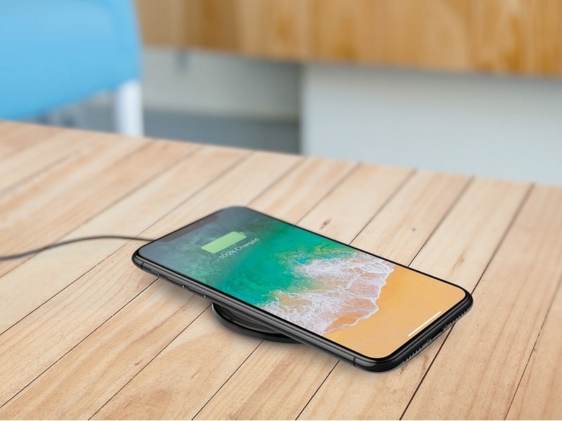 miniBatt MB-USLIM-B kabelloses ultraslim Tisch Qi-Ladegerät FAST CHARGE Anwendung