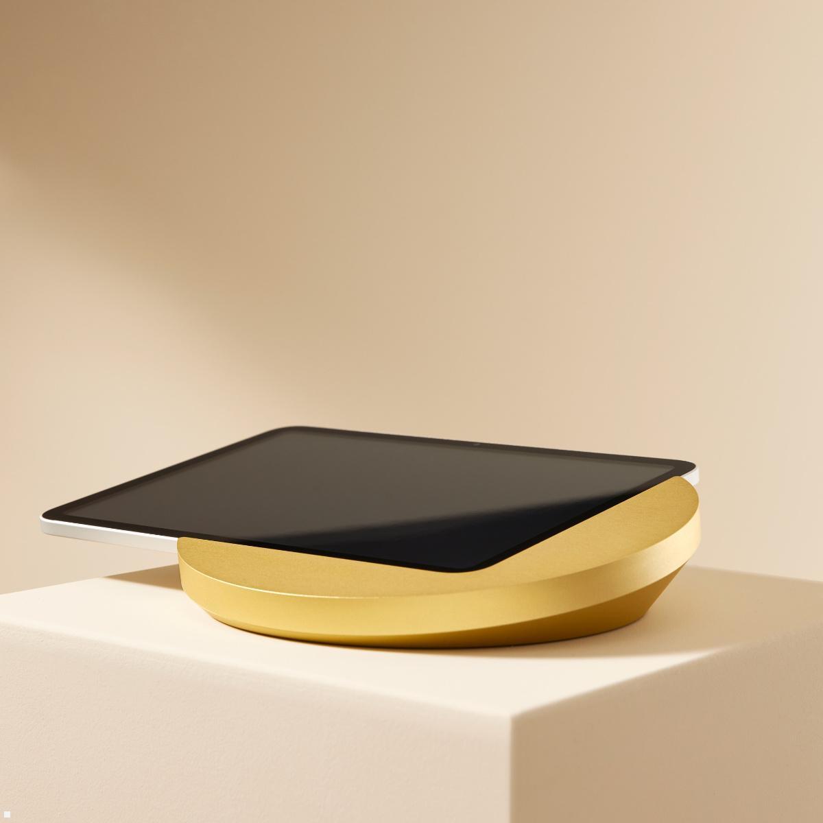 Displine Sunset Console Apple iPad 10.9 (10.Gen) Tisch Konsole USB-C, gold eloxiert Ansicht mit Tablet Displine Sunset Console Apple iPad 10.9 (10.Gen) Tisch Konsole USB-C, gold eloxiert Ansicht mit Tablet