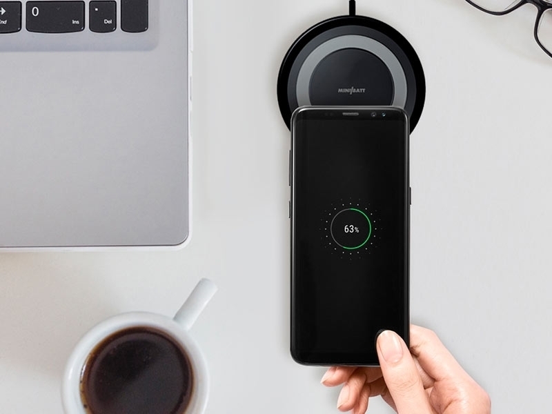 miniBatt MB-USLIM-B kabelloses ultraslim Tisch Qi-Ladegerät FAST CHARGE Anwendungsbeispiel
