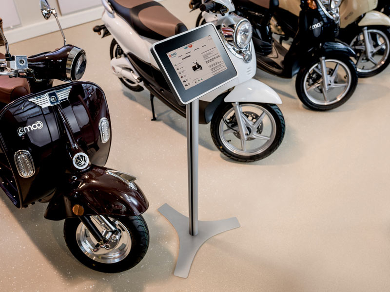 Novus POS TabletSafe Bodenstand 882+1009+000 silber Anwendungsbeispiel mit Tablet Gehäuse Novus POS TabletSafe Bodenstand 882+1009+000 silber Anwendungsbeispiel mit Tablet Gehäuse