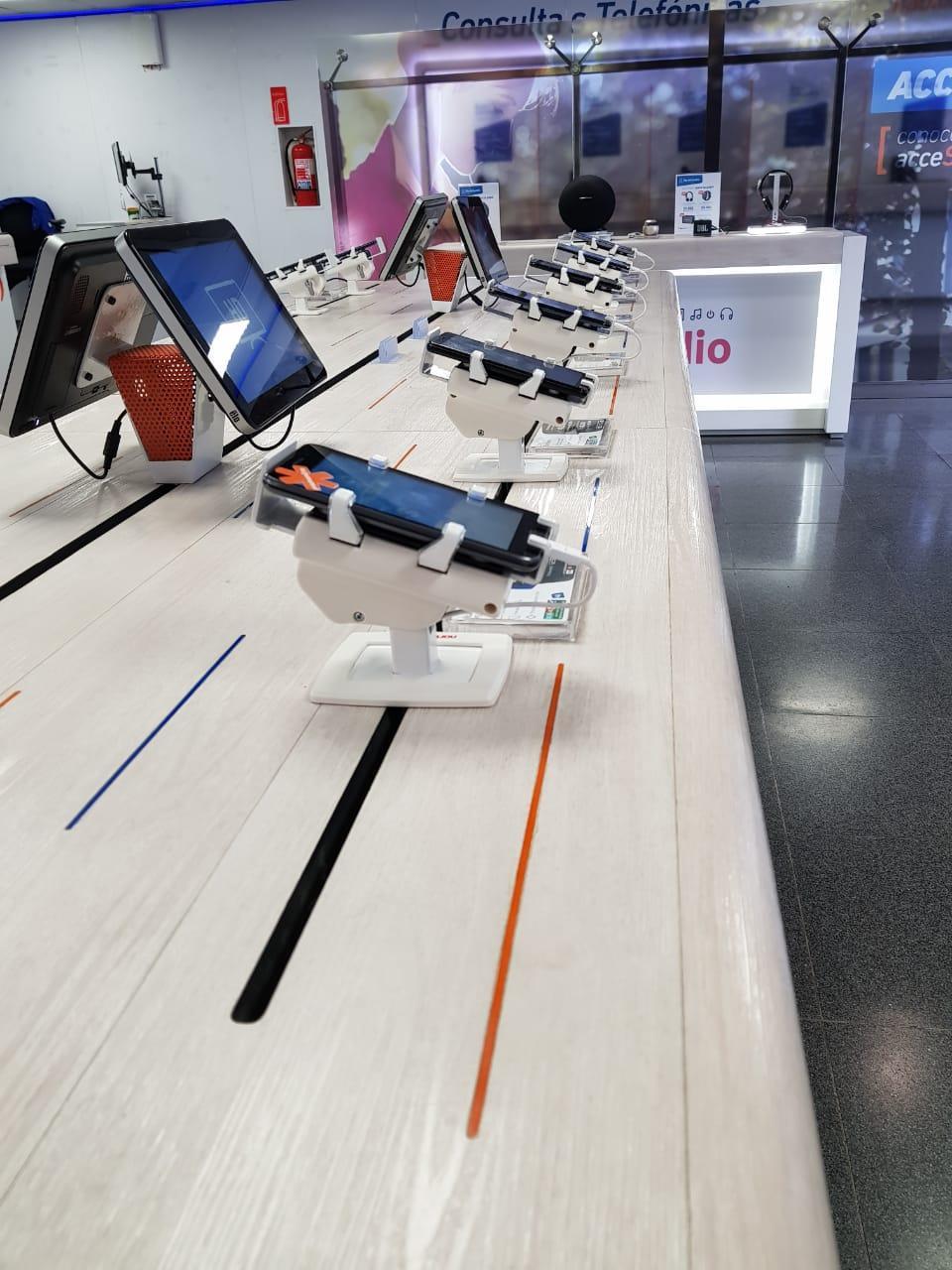 Gripzo Smartphone Tischhalterung XL für iPhone 6,7,8, X, weiß Anwendungsbeispiel Anwendungsbeispiel Gripzo Smartphone Tischhalterung XL für iPhone 6,7,8, X, weiß Anwendungsbeispiel Anwendungsbeispiel