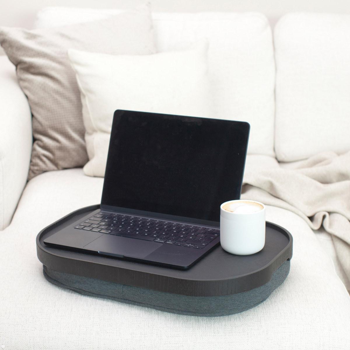 Bosign CurveLine Laptop Knietablett, rutschfeste Oberfläche, Weidenholz, Anwendungsbeispiel Bosign CurveLine Laptop Knietablett, rutschfeste Oberfläche, Weidenholz, Anwendungsbeispiel