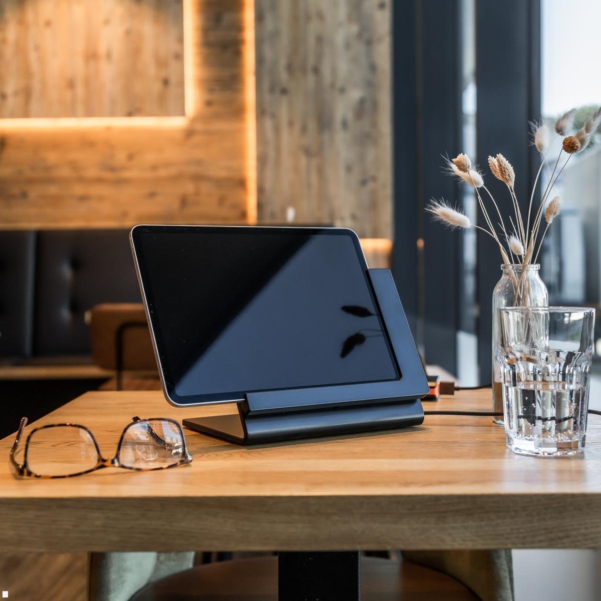 TabLines TTP011B Tabletständer Tisch Plug für iPad Air 13 (M2), schwarz Anwendungsbeispiel TabLines TTP011B Tabletständer Tisch Plug für iPad Air 13 (M2), schwarz Anwendungsbeispiel