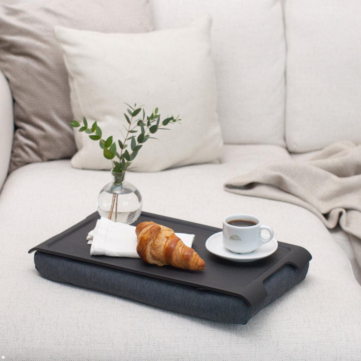 Bosign mini Laptop Knietablett, rutschfeste Oberfläche, Walnussholz, Anwendungsbeispiel Bosign mini Laptop Knietablett, rutschfeste Oberfläche, Walnussholz, Anwendungsbeispiel