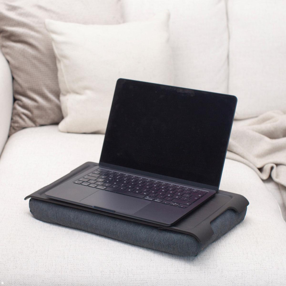 Bosign mini Laptop Knietablett, rutschfeste Oberfläche, Walnussholz, Anwendung mit Laptop