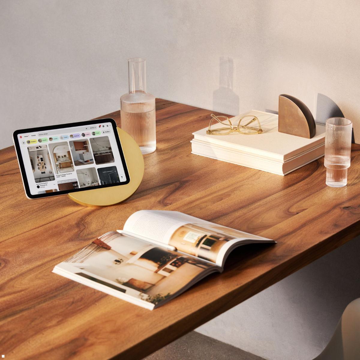 Displine Sunset Stand Apple iPad 10.9 (10.Gen) Tisch-Ständer, Anwendungsbeispiel Displine Sunset Stand Apple iPad 10.9 (10.Gen) Tisch-Ständer, Anwendungsbeispiel